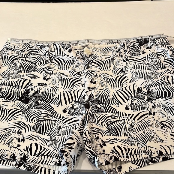 Liz Claiborne Zebra Print Shorts Size 16 - Picture 4 of 16